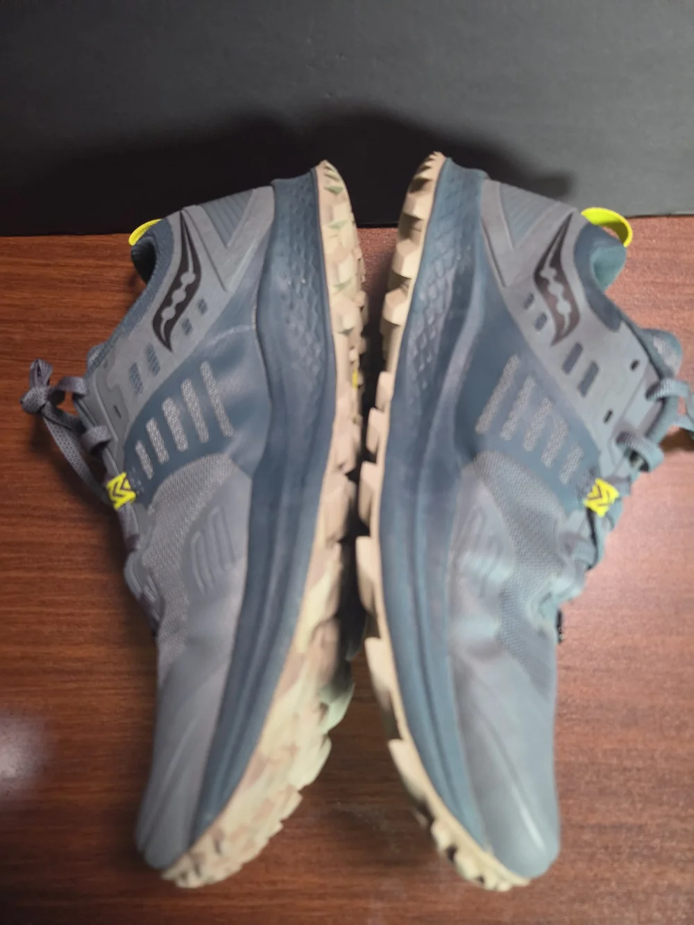 Saucony Men's Blue Trail Running Shoes with Neon Accents Size 9